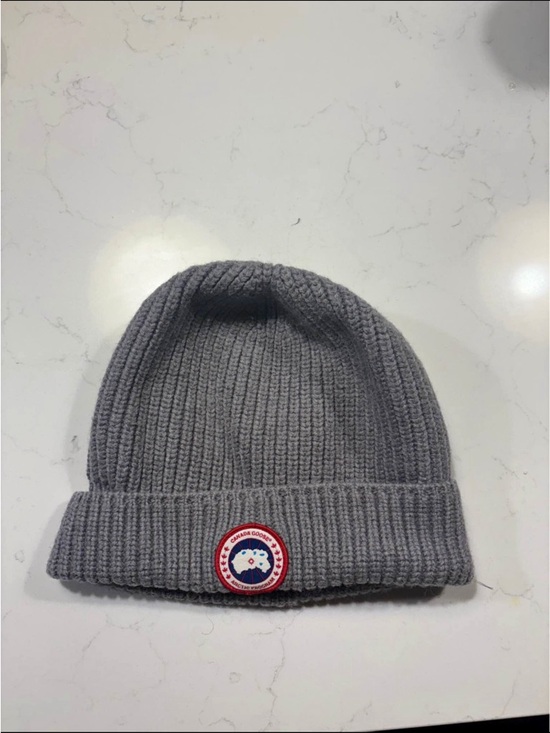 Canada Goose Other - Canada Goose Grey Ribbed Knit Beanie in good condition